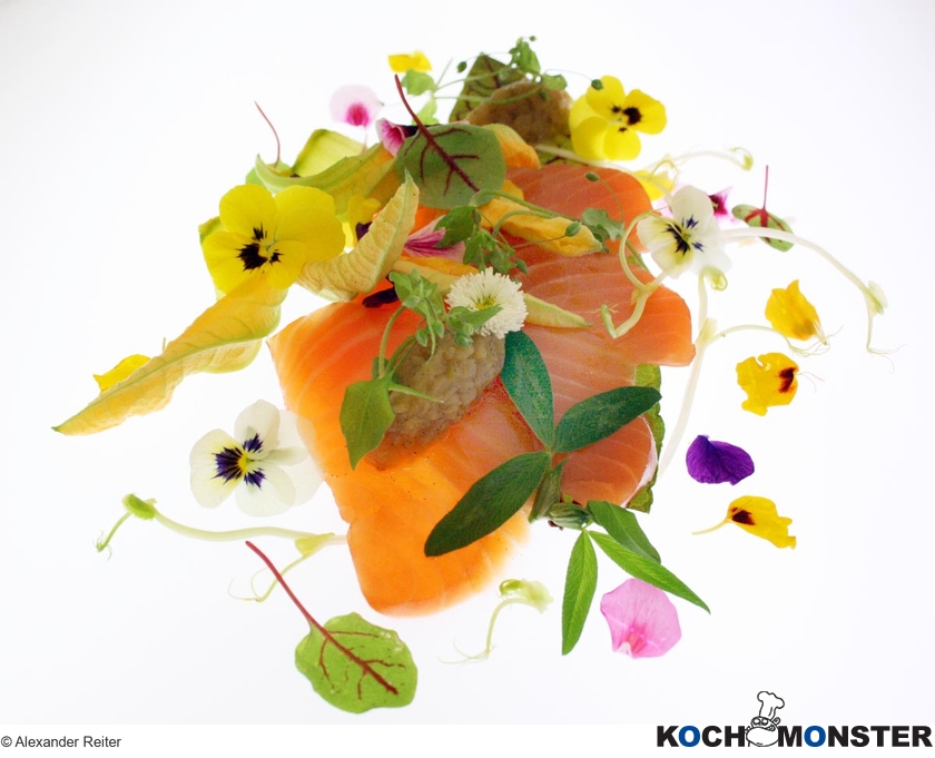 Ikarimi Lachs in Balvenie Whiskey mit Wiesenblüten-Salat und Rhabarberkompott
Foto (c) Alexander Reiter
(stark reduzierte Bildqualität) Ikarimi Lachs in Balvenie Whiskey mit Wiesenblüten-Salat und Rhabarberkompott