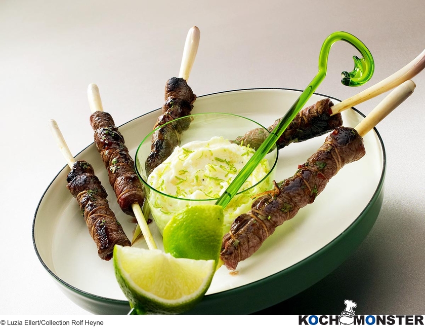 Gerolltes Filet auf Zitronengras mit Kartoffel-Vanille-Dip
Foto (c) Luzia Ellert/Collection Rolf Heyne
(stark reduzierte Bildqualität) Gerolltes Filet auf Zitronengras mit Kartoffel-Vanille-Dip