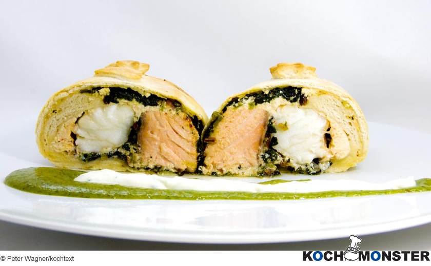 Doppelfischfilet „Wellington“ mit Kerbel-Salsa-Verde
Foto (c) Peter Wagner/kochtext
(stark reduzierte Bildqualität) Doppelfischfilet „Wellington“ mit Kerbel-Salsa-Verde