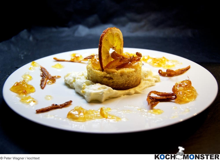 Orangenquarkkuchen auf Limoncello-Espuma
Foto (c) Peter Wagner / kochtext
(stark reduzierte Bildqualität) Orangenquarkkuchen auf Limoncello-Espuma