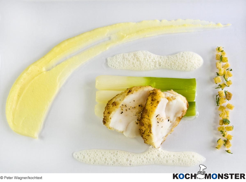 Seeteufel mit glasierten Frühlingslauch, leichtem Knoblauchpüree und Kräutercroutons
Foto (c) Peter Wagner/kochtext
(stark reduzierte Bildqualität) Seeteufel mit glasierten Frühlingslauch, leichtem Knoblauchpüree und Kräutercroutons