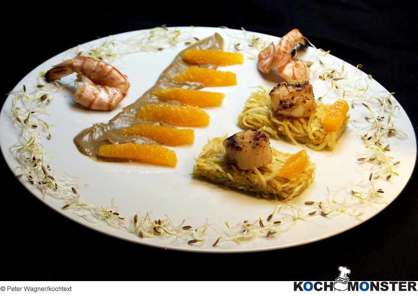Gegrillte Jakobsmuscheln mit Orangenfenchelsalat und Auberginenremoulade
Foto (c) Peter Wagner/kochtext
(stark reduzierte Bildqualität) Gegrillte Jakobsmuscheln mit Orangenfenchelsalat und Auberginenremoulade
