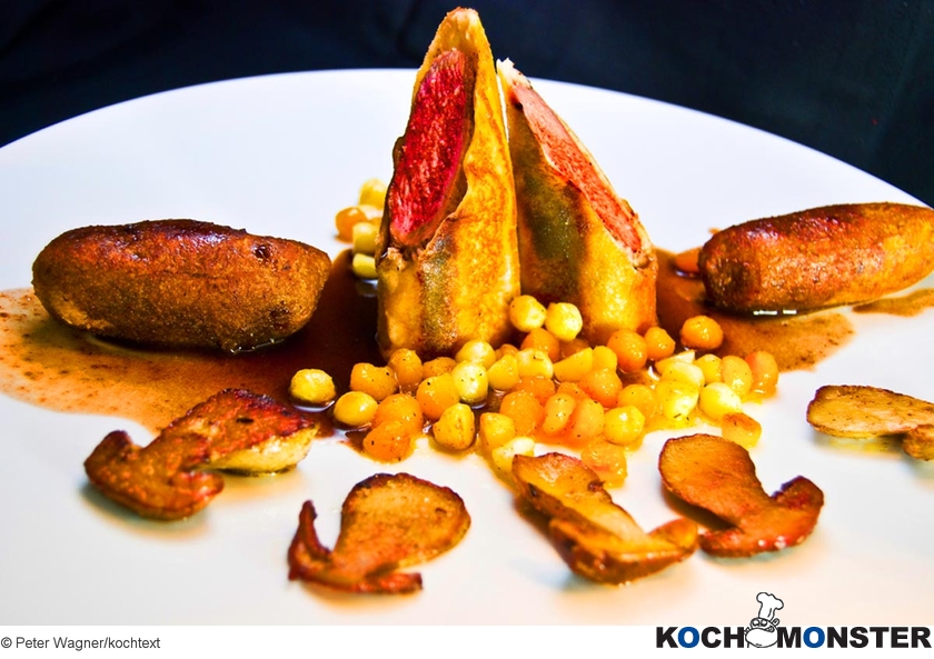 Rehrücken im Tramezzini-Mantel mit Maronenkroketten und Süßholz-Jus
Foto (c) Peter Wagner/kochtext
(stark reduzierte Bildqualität) Rehrücken im Tramezzini-Mantel mit Maronenkroketten und Süßholz-Jus