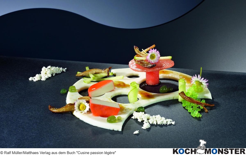 Knusprige Schafsmilch, gestockt | Waldmeister Balm| h2O Melone | Gänseblümchen | Pampelmusen-Tofu
Foto (c) Ralf Müller/Matthaes Verlag aus dem Buch Cusine passion légère
(stark reduzierte Bildqualität) Knusprige Schafsmilch, gestockt | Waldmeister Balm| h2O Melone | Gänseblümchen | Pampelmusen-Tofu