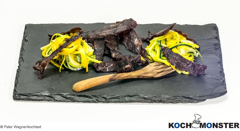 Paleo-Zucchinispaghetti mit Beef Jerky
Foto (c) Peter Wagner/kochtext
(stark reduzierte Bildqualität) Paleo-Zucchinispaghetti mit Beef Jerky