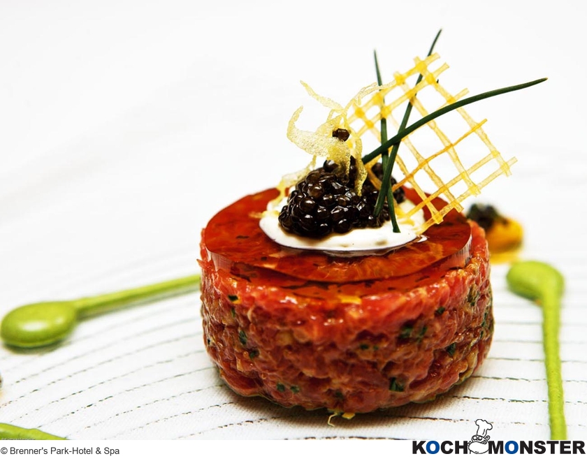 Tatar vom Hedwigshofer Ochsen mit Ossietra Kaviar, Ochsenschwanzgelée und Schnittlauchcreme
Foto (c) Brenner's Park-Hotel & Spa
(stark reduzierte Bildqualität) Tatar vom Hedwigshofer Ochsen mit Ossietra Kaviar, Ochsenschwanzgelée und Schnittlauchcreme