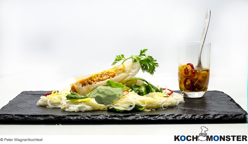 Lachs-Frühlingsrollen mit Wasabi und Glasnudeln
Foto (c) Peter Wagner/kochtext
(stark reduzierte Bildqualität) Lachs-Frühlingsrollen mit Wasabi und Glasnudeln
