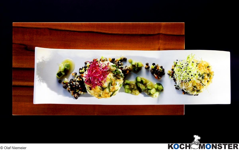 Asiatische Fischküchlein auf Beluga-Linsensalat an süßsaurer Gurken-Vinaigrette
Foto (c) Olaf Niemeier
(stark reduzierte Bildqualität) Asiatische Fischküchlein auf Beluga-Linsensalat an süßsaurer Gurken-Vinaigrette