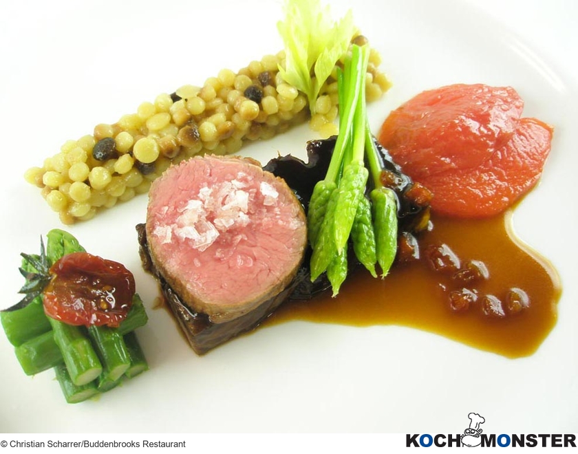 Zweierlei vom Milchkalb mit Fregola und getrockneten Tomaten
Foto (c) Christian Scharrer/Buddenbrooks Restaurant
(stark reduzierte Bildqualität) Zweierlei vom Milchkalb mit Fregola und getrockneten Tomaten