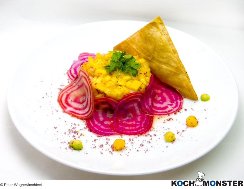 Chioggia-Carpaccio mit Mango-Crevetten-Avocado-Tatar und Lardo-Krusties
Foto (c) Peter Wagner/kochtext
(stark reduzierte Bildqualität) Chioggia-Carpaccio mit Mango-Crevetten-Avocado-Tatar und Lardo-Krusties
