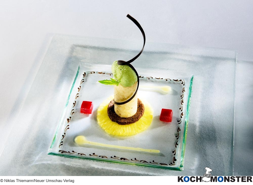 Croustillant von der Tonkabohne mit eingelegter Flugananas, Sauce Creôle und Sorbet vom Maccha-Tee
Foto (c) Niklas Thiemann/Neuer Umschau Verlag
(stark reduzierte Bildqualität) Croustillant von der Tonkabohne mit eingelegter Flugananas, Sauce Creôle und Sorbet vom Maccha-Tee