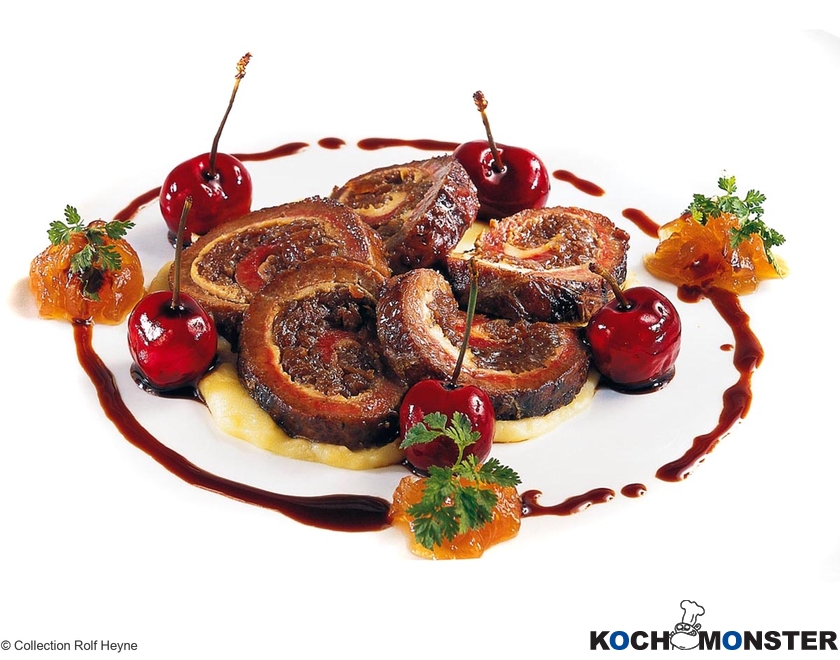 Kalbsleberroulade auf Kartoffelpüree mit zweierlei Zwiebelconfit
Foto (c) Collection Rolf Heyne
(stark reduzierte Bildqualität) Kalbsleberroulade auf Kartoffelpüree mit zweierlei Zwiebelconfit