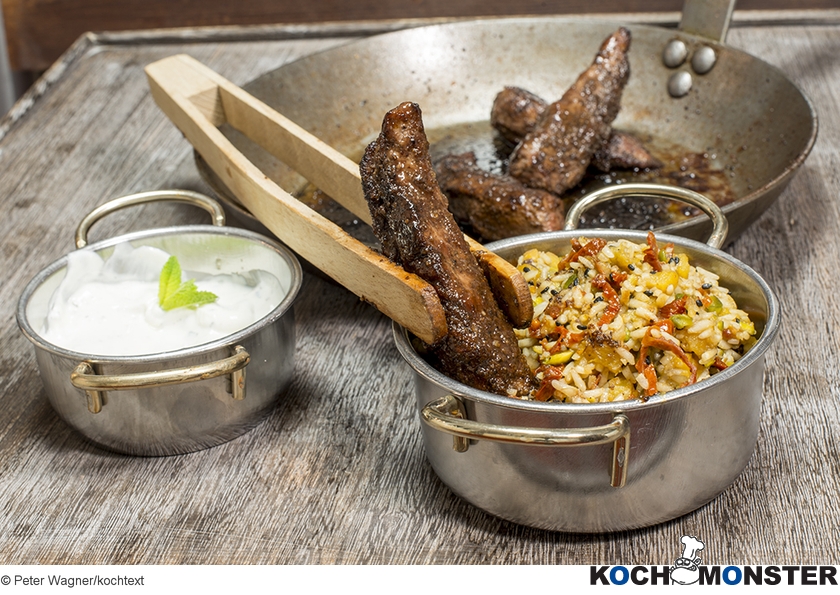 Lammfilets in Zitronenpfeffer mit Trockenfrüchte-Reis
Foto (c) Peter Wagner/kochtext
(stark reduzierte Bildqualität) Lammfilets in Zitronenpfeffer mit Trockenfrüchte-Reis