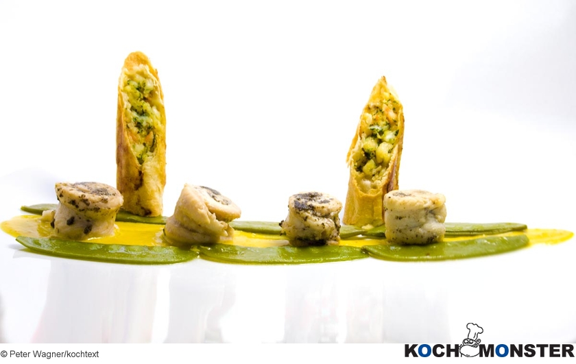 Getrüffelte Seezungenröllchen mit Safransauce und Garnelenzigarren
Foto (c) Peter Wagner/kochtext
(stark reduzierte Bildqualität) Getrüffelte Seezungenröllchen mit Safransauce und Garnelenzigarren