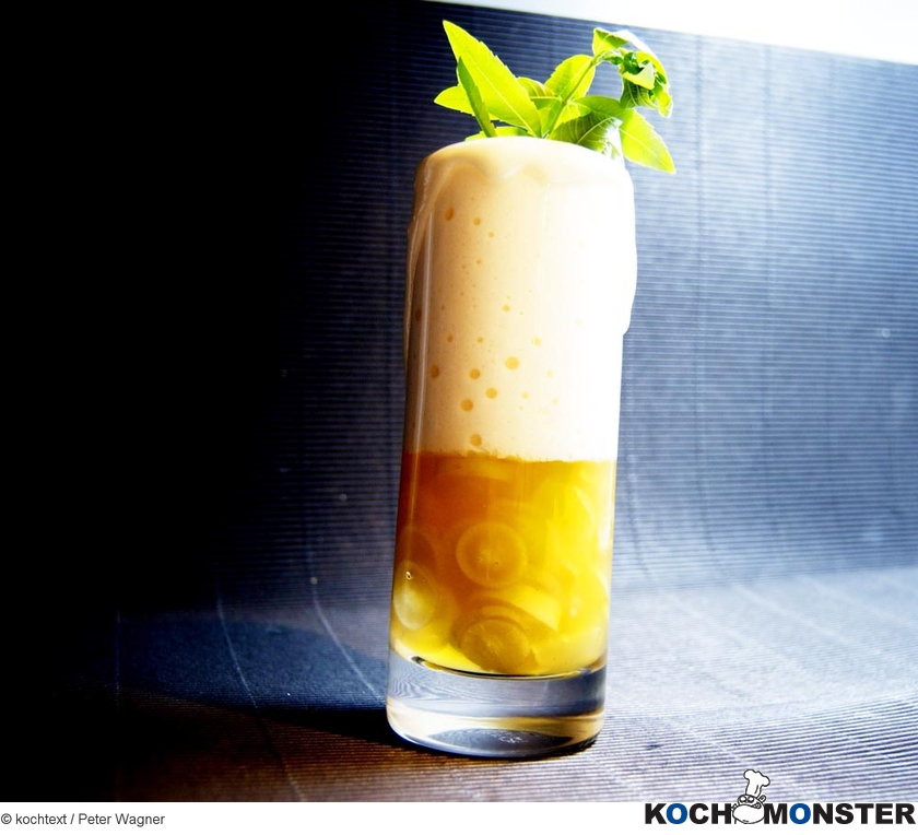Traubengelification mit Mandelmilch-Espuma
Foto (c) kochtext / Peter Wagner
(stark reduzierte Bildqualität) Traubengelification mit Mandelmilch-Espuma