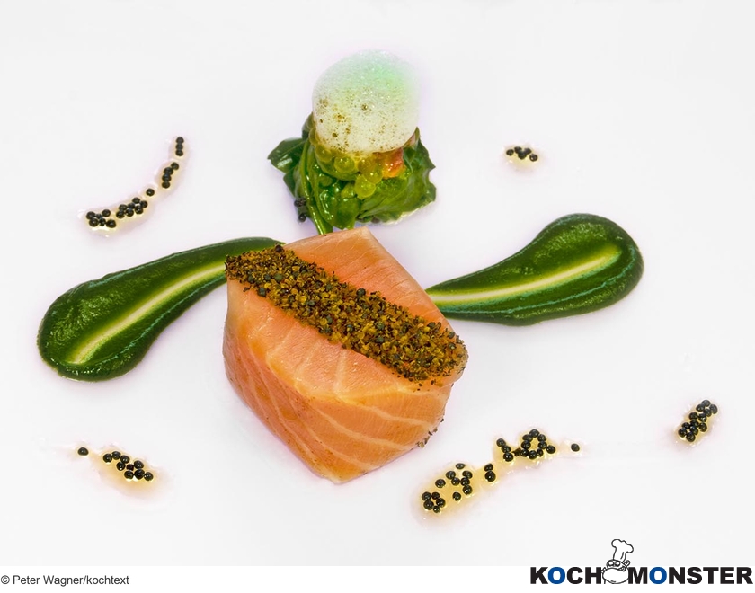 Warmes Filet vom Irischen Biolachs mit Spinat, Saiblingskaviarmarinade, Biorapsöl und Rapssamen
Foto (c) Peter Wagner/kochtext
(stark reduzierte Bildqualität) Warmes Filet vom Irischen Biolachs mit Spinat, Saiblingskaviarmarinade, Biorapsöl und Rapssamen