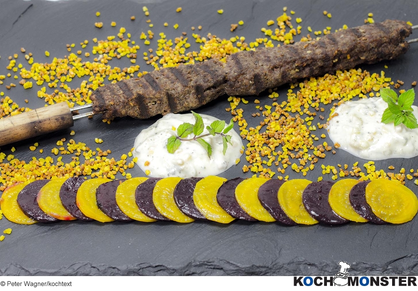 Lammhackspieße mit Aprikosen-Minz-Joghurt, Kümmelbete und Puffbulgur  