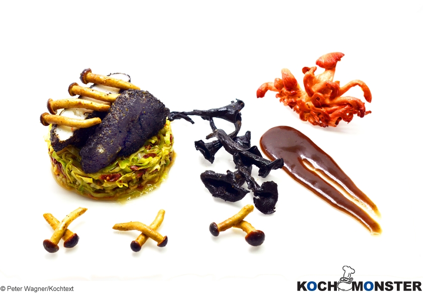 Seeteufelbäckchen in Totentrompetenmantel mit Pilzvariation und Spitzkohl
Foto (c) Peter Wagner/Kochtext
(stark reduzierte Bildqualität) Seeteufelbäckchen in Totentrompetenmantel mit Pilzvariation und Spitzkohl