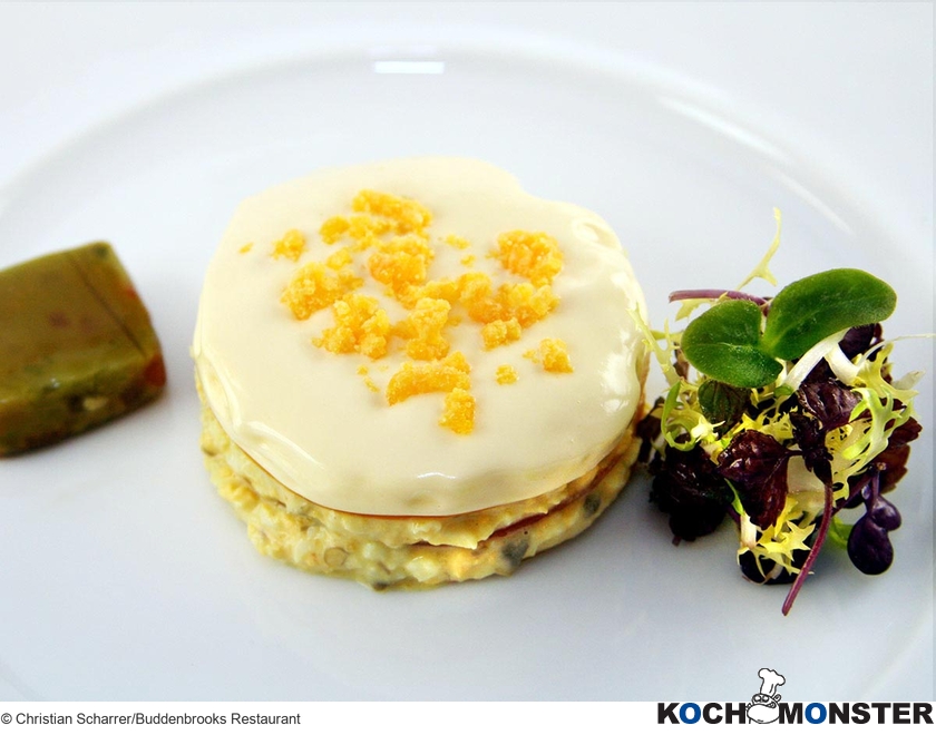 Eiersalat „auf meine Art“ mit Taschenkrebs und Hummer
Foto (c) Christian Scharrer/Buddenbrooks Restaurant
(stark reduzierte Bildqualität) Eiersalat „auf meine Art“ mit Taschenkrebs und Hummer