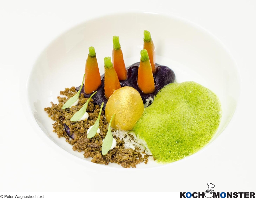 Püree von der Urkarotte mit Fingermöhren, Graubroterde, wachsweich gekochtem Wachtel-Ei und Koriande
Foto (c) Peter Wagner/kochtext
(stark reduzierte Bildqualität) Püree von der Urkarotte mit Fingermöhren, Graubroterde, wachsweich gekochtem Wachtel-Ei und Koriande