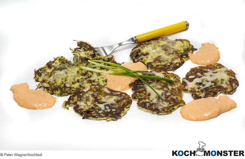 Zucchini-Feta-Puffer mit Paprika-Skyr
Foto (c) Peter Wagner/kochtext
(stark reduzierte Bildqualität) Zucchini-Feta-Puffer mit Paprika-Skyr