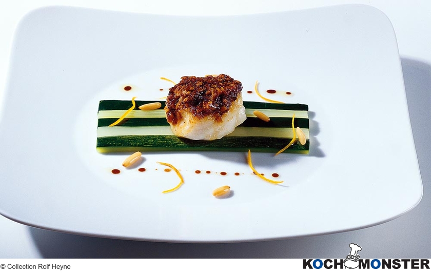 Seeteufel mit Pinienkern-Oliven-Kruste, Zucchini und Mandarinenöl
Foto (c) Collection Rolf Heyne
(stark reduzierte Bildqualität) Seeteufel mit Pinienkern-Oliven-Kruste, Zucchini und Mandarinenöl