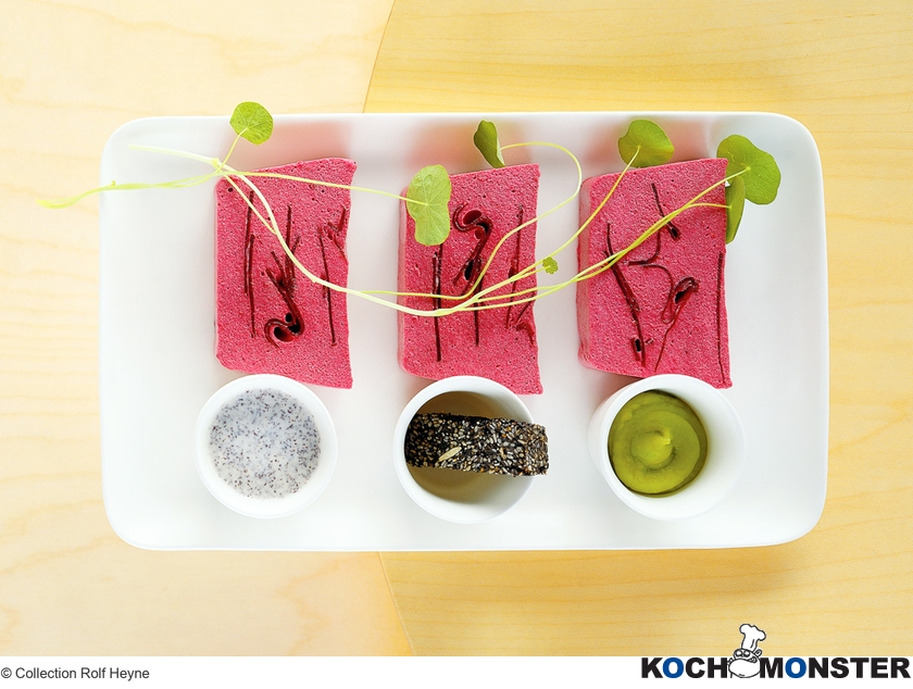 Terrine von roten Ingwer-Rüben mit Wasabi-Mohn-Sauce
Foto (c) Collection Rolf Heyne
(stark reduzierte Bildqualität) Terrine von roten Ingwer-Rüben mit Wasabi-Mohn-Sauce