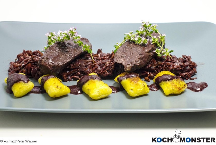 Apfel-glasiertes Hirschfilet mit Limettengnocchi und falschem Rotkohl
Foto (c) kochtext/Peter Wagner
(stark reduzierte Bildqualität) Apfel-glasiertes Hirschfilet mit Limettengnocchi und falschem Rotkohl
