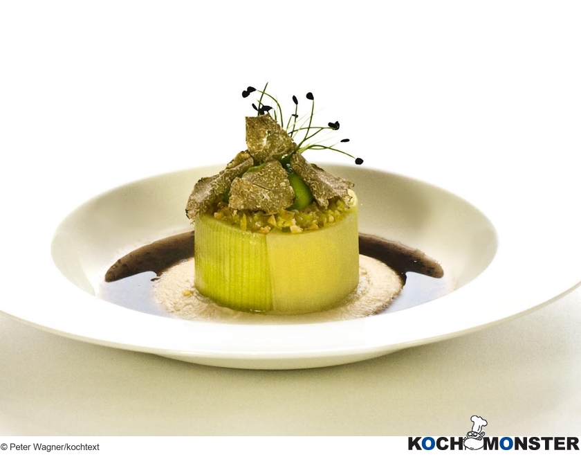 Gedämpfter Lauch, Trüffeljus, Rübchenmousseline, Mandel-Parmesancrunch
Foto (c) Peter Wagner/kochtext
(stark reduzierte Bildqualität) Gedämpfter Lauch, Trüffeljus, Rübchenmousseline, Mandel-Parmesancrunch