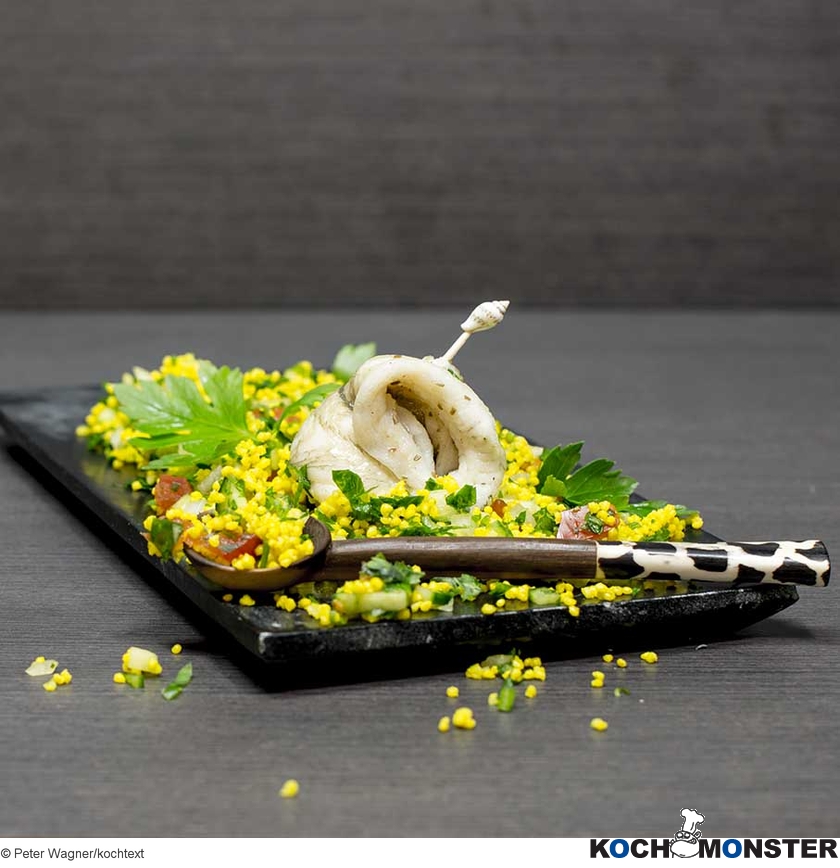 Schollenröllchen aus dem Chilidampf mit Tabouleh
Foto (c) Peter Wagner/kochtext
(stark reduzierte Bildqualität) Schollenröllchen aus dem Chilidampf mit Tabouleh