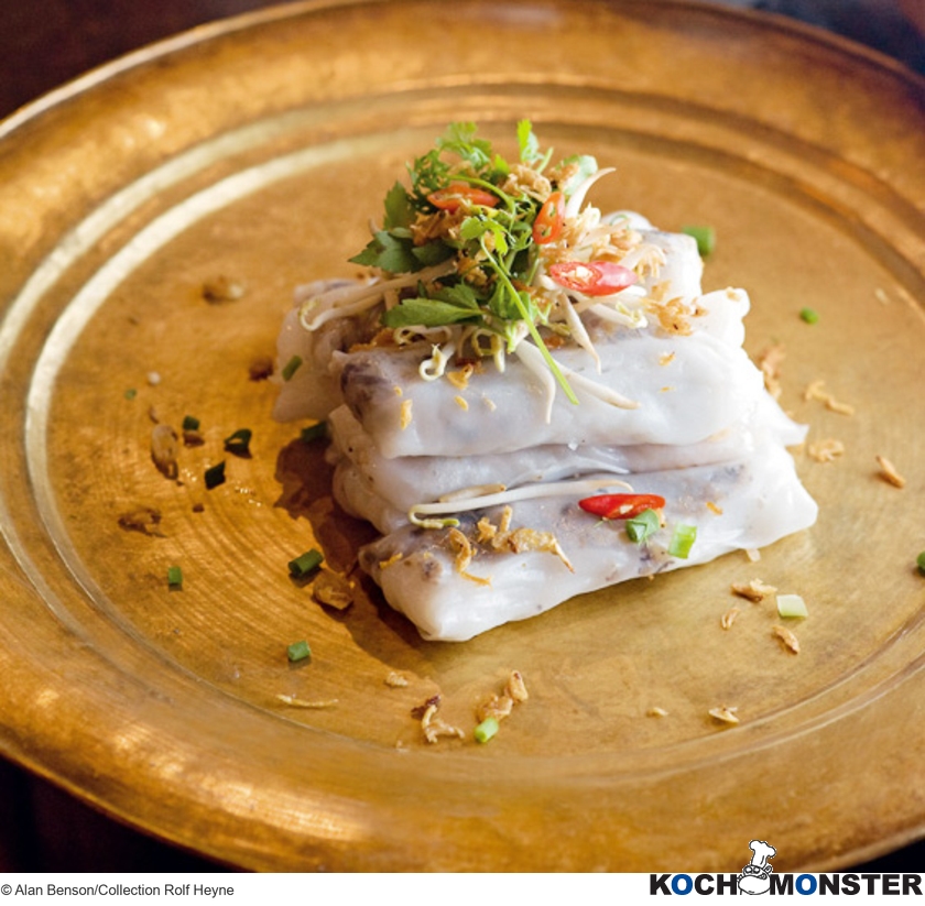 Gedämpfte Reisnudeln mit Mu-Err-Pilzen und Schweinefleisch (Banh Cuon)
Foto (c) Alan Benson/Collection Rolf Heyne
(stark reduzierte Bildqualität) Gedämpfte Reisnudeln mit Mu-Err-Pilzen und Schweinefleisch (Banh Cuon)