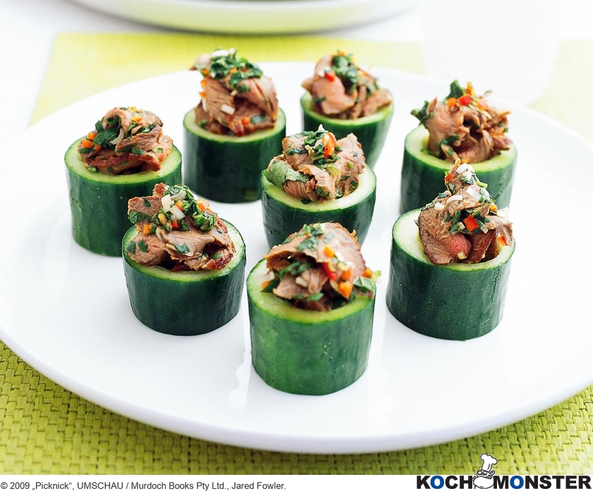 Thai-Rindfleischsalat in Gurkenbechern
Foto (c) 2009 „Picknick“, UMSCHAU / Murdoch Books Pty Ltd., Jared Fowler.
(stark reduzierte Bildqualität) Thai-Rindfleischsalat in Gurkenbechern