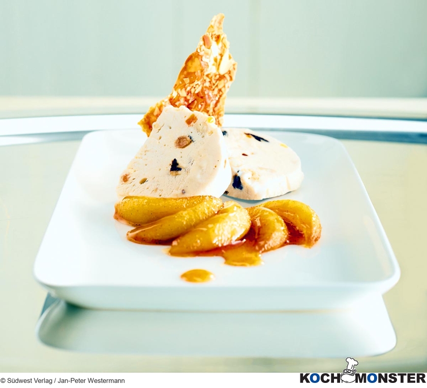 Parfait von Nougat de Montelimar mit karamellisierten Apfelspalten
Foto (c) Südwest Verlag / Jan-Peter Westermann
(stark reduzierte Bildqualität) Parfait von Nougat de Montelimar mit karamellisierten Apfelspalten
