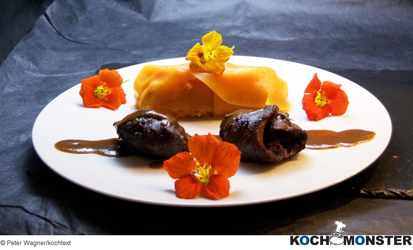 Kürbiscannelloni mit Butternut-Risotto und Kalbsbäckchen
Foto (c) Peter Wagner/kochtext
(stark reduzierte Bildqualität) Kürbiscannelloni mit Butternut-Risotto und Kalbsbäckchen