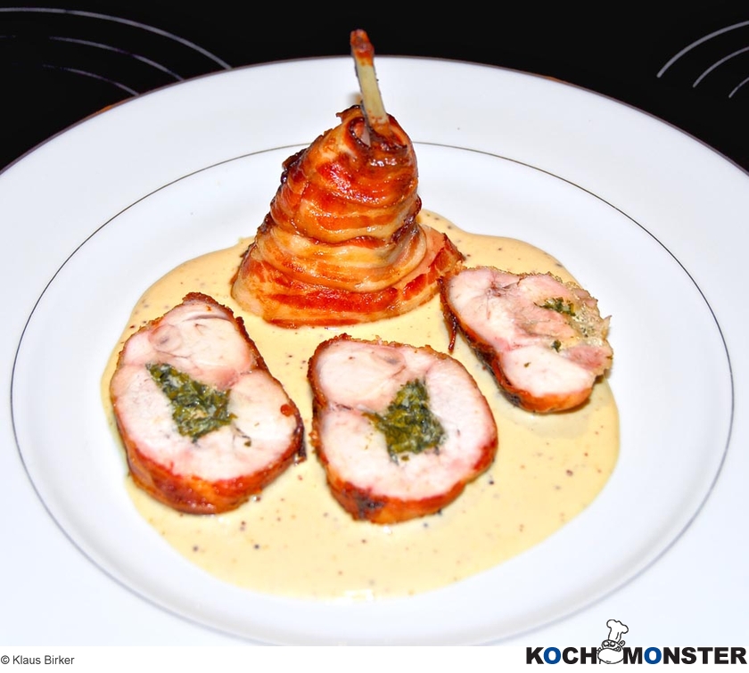 Mit Kräuterbutter gefüllte Kaninchenkeule im Speckmantel mit Senfsauce