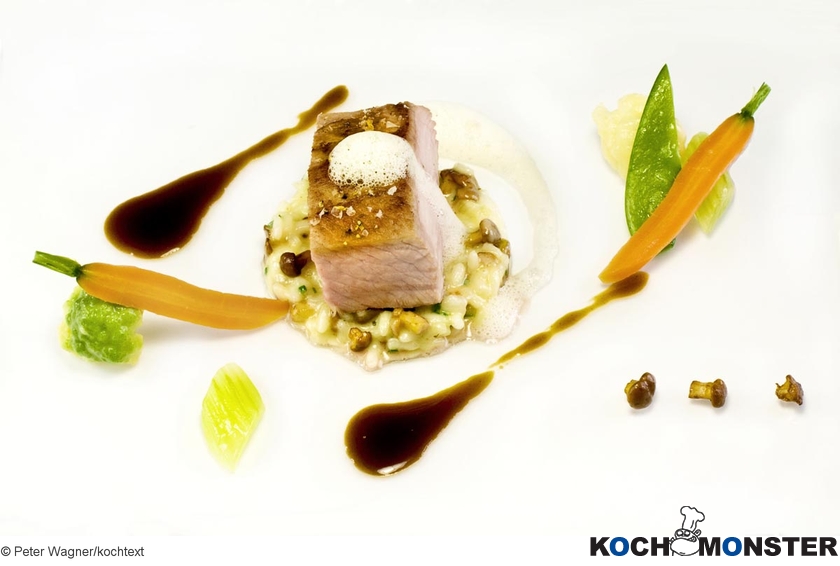 Rücken vom schwarzen Iberico Schwein auf Pfifferlingsrisotto mit Gartengemüse und Süßholzjus
Foto (c) Peter Wagner/kochtext
(stark reduzierte Bildqualität) Rücken vom schwarzen Iberico Schwein auf Pfifferlingsrisotto mit Gartengemüse und Süßholzjus