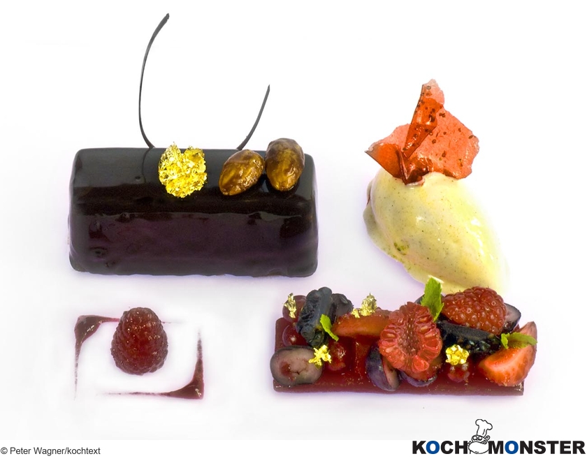 Araguani Mousse mit Gemischten Beeren und Tahiti Vanille Eis
Foto (c) Peter Wagner/kochtext
(stark reduzierte Bildqualität) Araguani Mousse mit Gemischten Beeren und Tahiti Vanille Eis