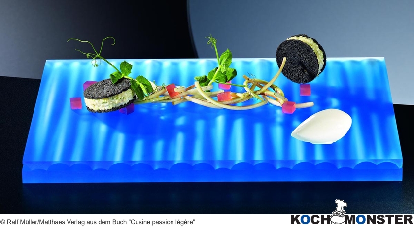 Taschenkrebs Keks Facon oreo | Rharbarber Salat | Tandoori Cocosnuss Einscreme
Foto (c) Ralf Müller/Matthaes Verlag aus dem Buch Cusine passion légère
(stark reduzierte Bildqualität) Taschenkrebs Keks Facon oreo | Rharbarber Salat | Tandoori Cocosnuss Einscreme