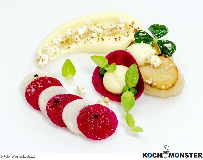 Gebratene und roh marinierte Jakobsmuschel mit Räucherstörbrandade und Limettenvinaigrette