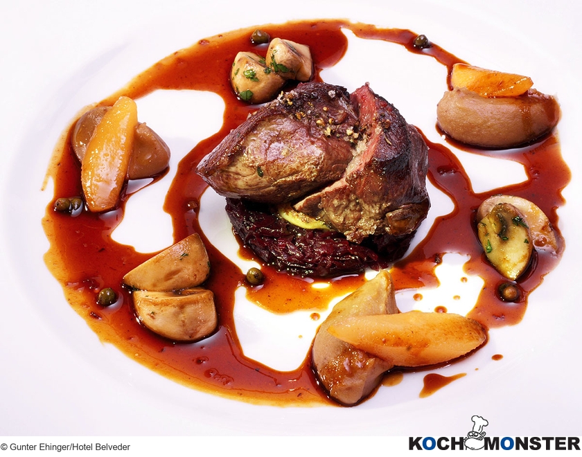Gebratenes Hirschfilet in einer Wildjus mit grünem Pfeffer, glasierten Quitten und Maronenpüree
Foto (c) Gunter Ehinger/Hotel Belveder
(stark reduzierte Bildqualität) Gebratenes Hirschfilet in einer Wildjus mit grünem Pfeffer, glasierten Quitten und Maronenpüree