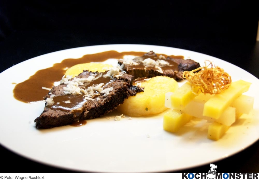 Böfflamott mit Wurzelmikado und Kartoffel-Serviettenknödel