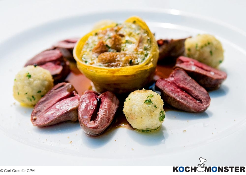 Entenherzen mit Rindermarkklößen und Spaghettisoufflé
Foto (c) Carl Gros für CPA!
(stark reduzierte Bildqualität) Entenherzen mit Rindermarkklößen und Spaghettisoufflé