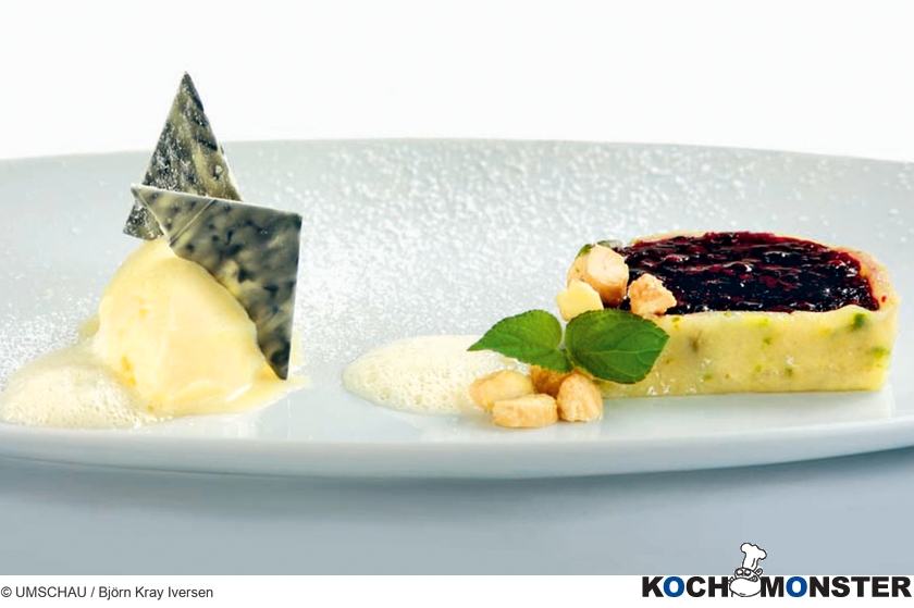 Holunderterrine mit Vanilleparfait und Buttermilchschaum
Foto (c) UMSCHAU / Björn Kray Iversen
(stark reduzierte Bildqualität) Holunderterrine mit Vanilleparfait und Buttermilchschaum