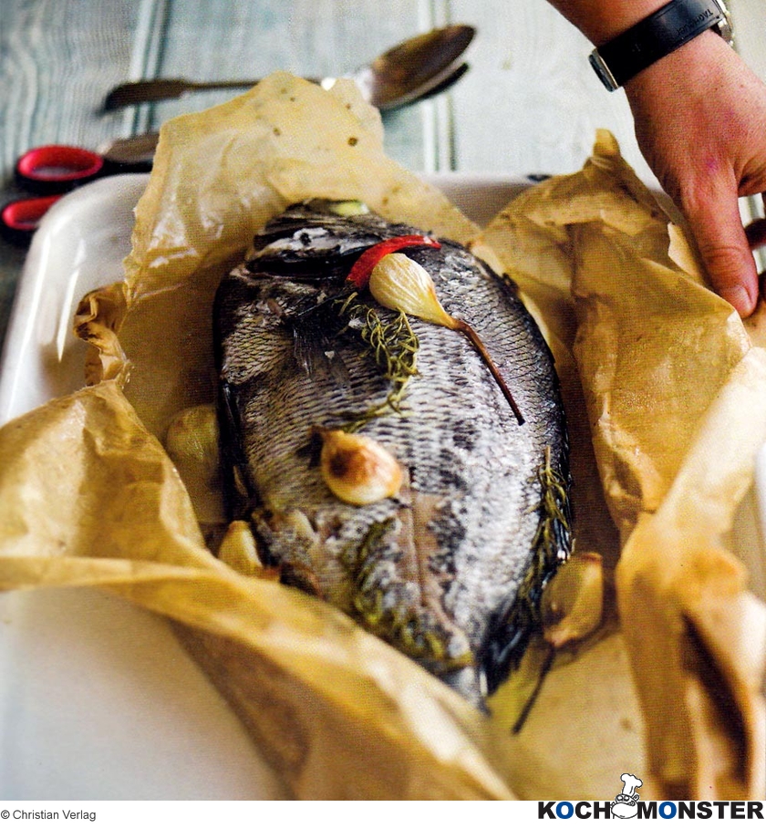 Dorade en papillote mit Knoblauch, Chilli und Rosmarin