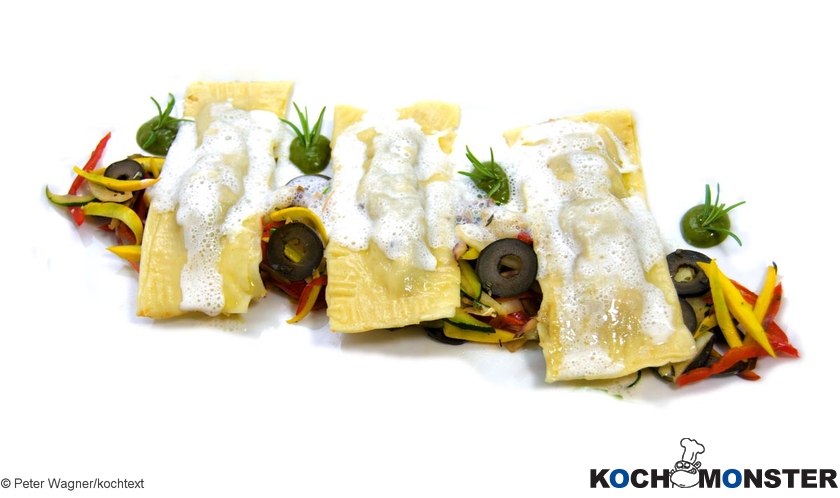 Tomatenravioli mit mediterranem Gemüse und Tomatenluft
Foto (c) Peter Wagner/kochtext
(stark reduzierte Bildqualität) Tomatenravioli mit mediterranem Gemüse und Tomatenluft