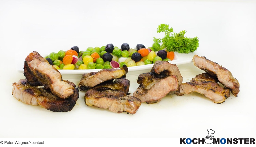 Schweinenacken mit buntem Gemüsesalat
Foto (c) Peter Wagner/kochtext
(stark reduzierte Bildqualität) Schweinenacken mit buntem Gemüsesalat