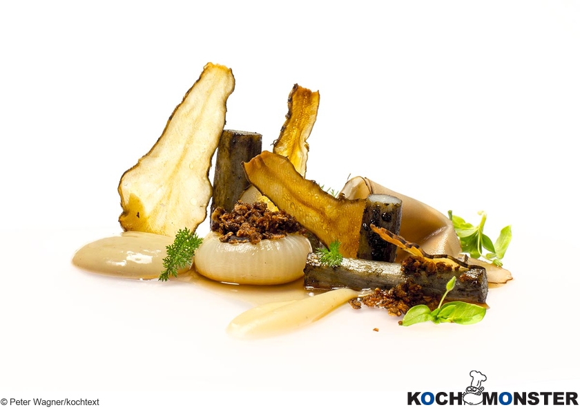 Erdfrüchte – Topinambur, Klettenwurzel und geröstete Zwiebel mit Kerbelknollenknusper und Pilzsud
Foto (c) Peter Wagner/kochtext
(stark reduzierte Bildqualität) Erdfrüchte – Topinambur, Klettenwurzel und geröstete Zwiebel mit Kerbelknollenknusper und Pilzsud