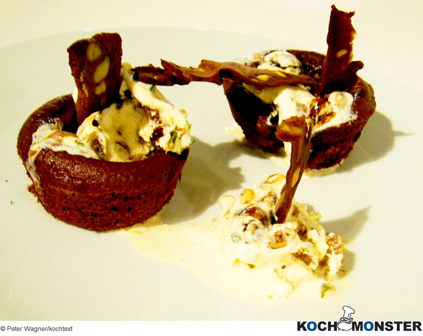 Balsamico-Feigen-Eis in Salzbrownies mit Pistazienhippen