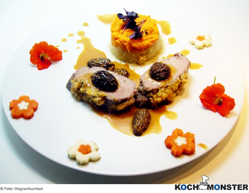 Kalbsfilet mit Morchelrahmsauce und Orangenkarotten/Sellerievanillepüree
Foto (c) Peter Wagner/kochtext
(stark reduzierte Bildqualität) Kalbsfilet mit Morchelrahmsauce und Orangenkarotten/Sellerievanillepüree