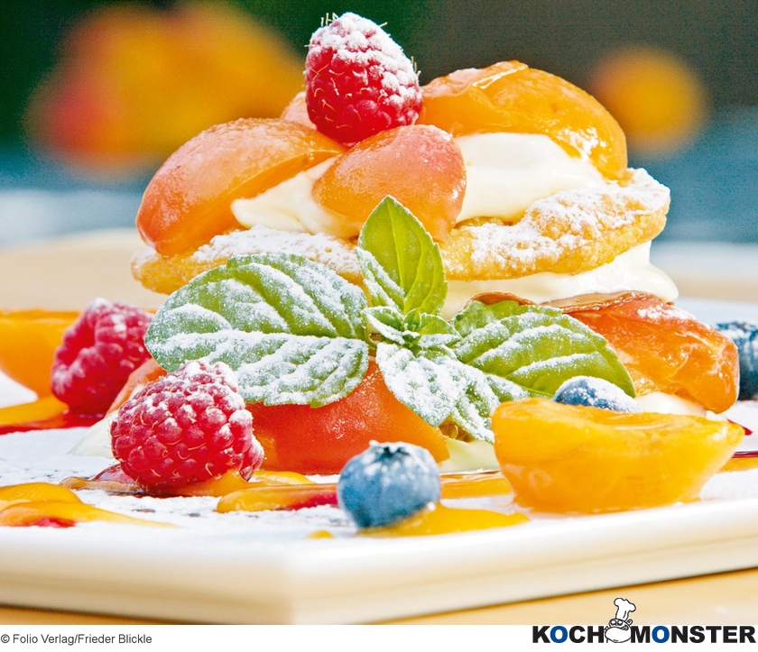 Karamellisierte Krapfenblätter mit Marillen und weißer Schokoladenmousse
Foto (c) Folio Verlag/Frieder Blickle
(stark reduzierte Bildqualität) Karamellisierte Krapfenblätter mit Marillen und weißer Schokoladenmousse